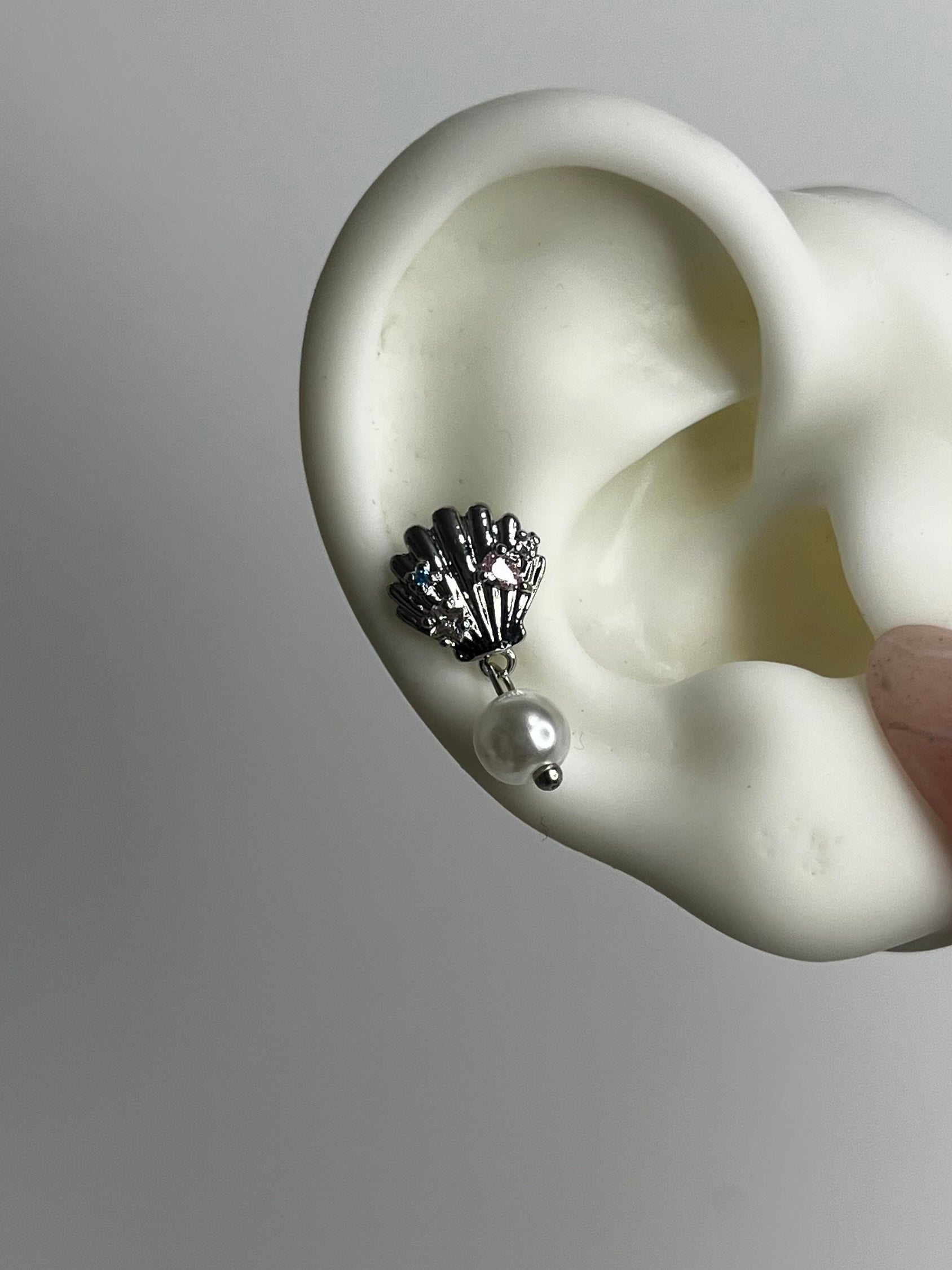 Shell Pearl Helix Earrings